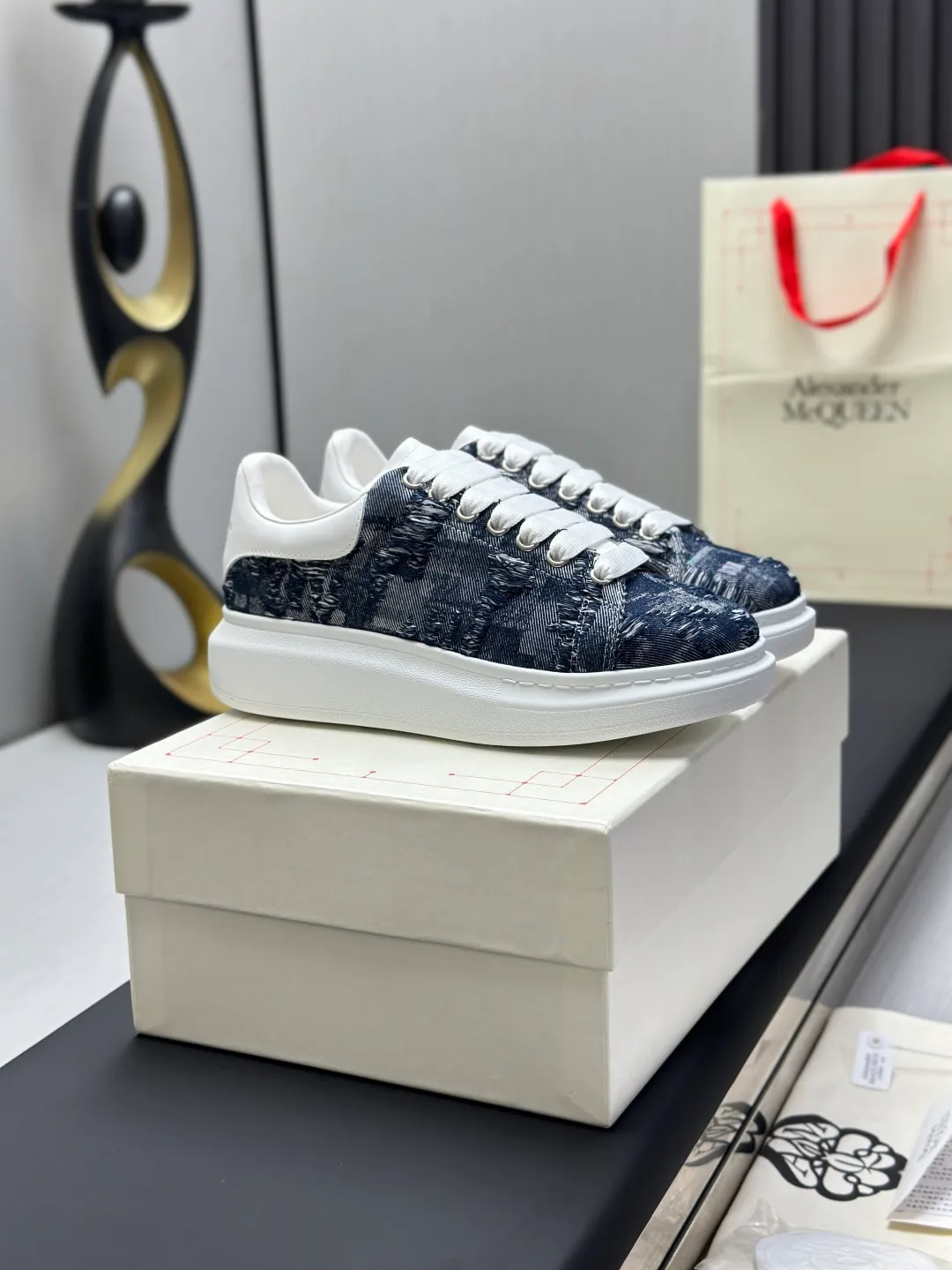 👟👟Ex-factory price 600👟👟 (🥇Top version produced in Dongguan🥇) A new upgrade of the classic McQueen white shoes. This upgrade of McQueen, which has been done for 4 consecutive years, will definitely bring you the most cost-effective ALEXANDER MCQUEEN classic in the market. If you are not confident about the quality of such a classic and world-destroying model, there is really no need to put it on the table🔙.  Purchased original version from HK counter, various demolitions.  All kinds of PKs are welcome💥.  (Anyone who has the original version at the stall is welcome🆚) The thick sole perfectly increases the elongated visual effect. The most perfect proportion of the shoe body is this last shape. The logo font on the rear tail is printed in small fonts. The logo on the foot is made of genuine leather with air-pressed colorless process. We will always update the color with the counter. 🔘Upper: genuine customized environmentally friendly full-grain cowhide 🔘Inner lining: imported mixed sheepskin (the genuine product is also sheepskin, not the cheap cowhide on the market) 🔘Sole: Exclusive molded TPU➕rubber injection molded layered outsole, (purple tail, pink tail, red tail, burgundy tail, rose gold tail sequin series, Velcro men's model needs to be customized, non-returnable) 🔘Code number 34-44 (women's size 34.40 is custom-made).